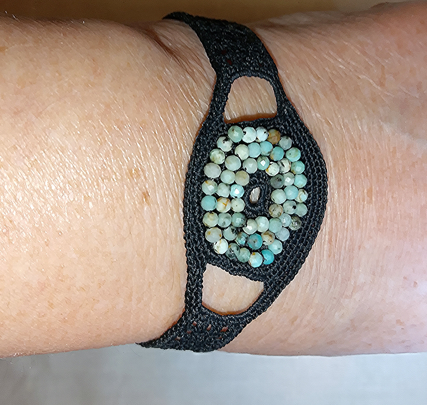Bracelet Nancy noir perles de turquoises africaines fait main France crochet artisanal