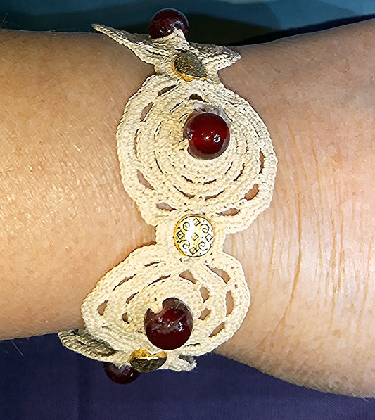 Bracelet beige perles de grenat crochet artisanal fait main en France