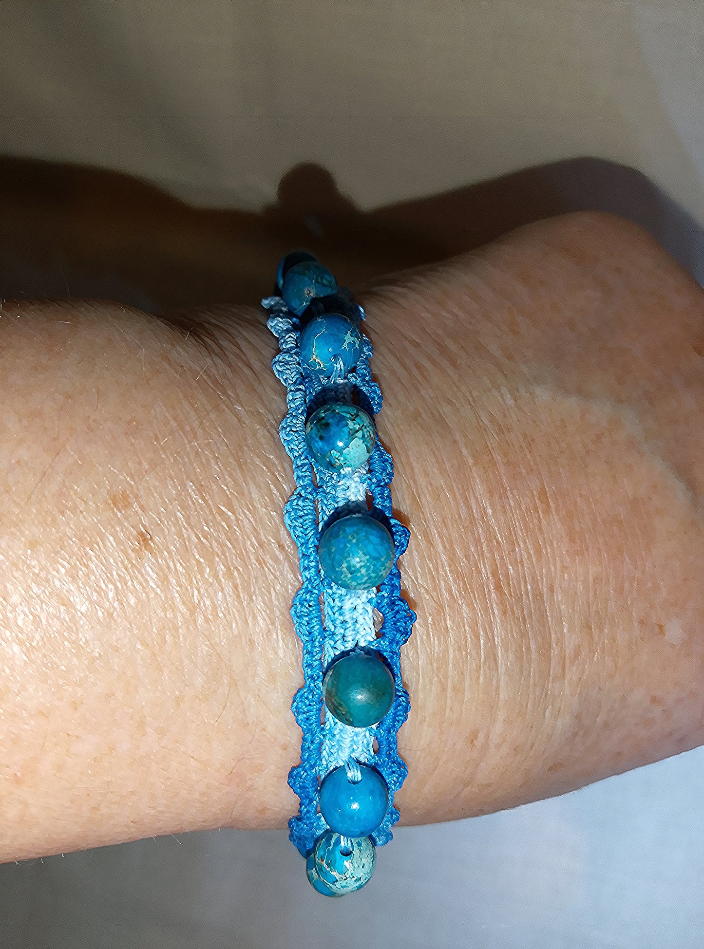 Bracelet dégradé de bleu Phybieperles de jaspe bleu fait main France crochet artisanal