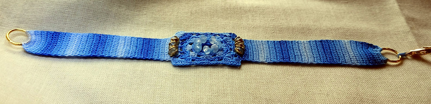 Bracelet en dégradé de bleu perles d'Aiguemarine facetées fait main France crochet artisanal