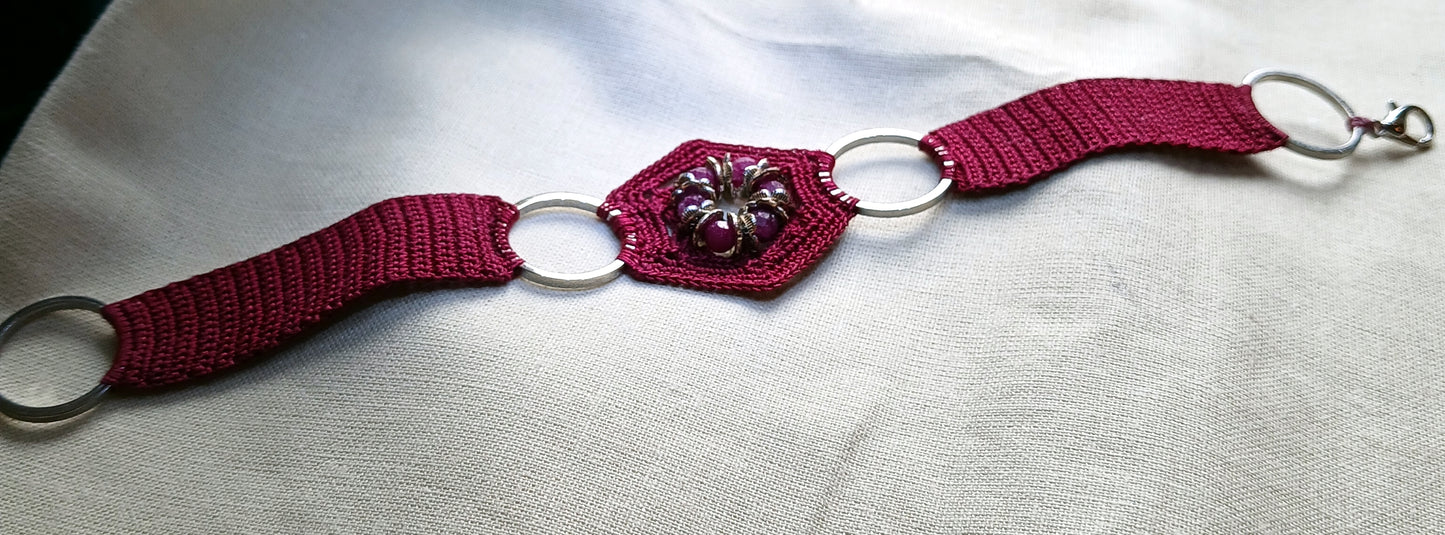 Bracelet grenat perles facétées de rubis fait main France nneaux laiton plaqué Rhodium crochet artisanal