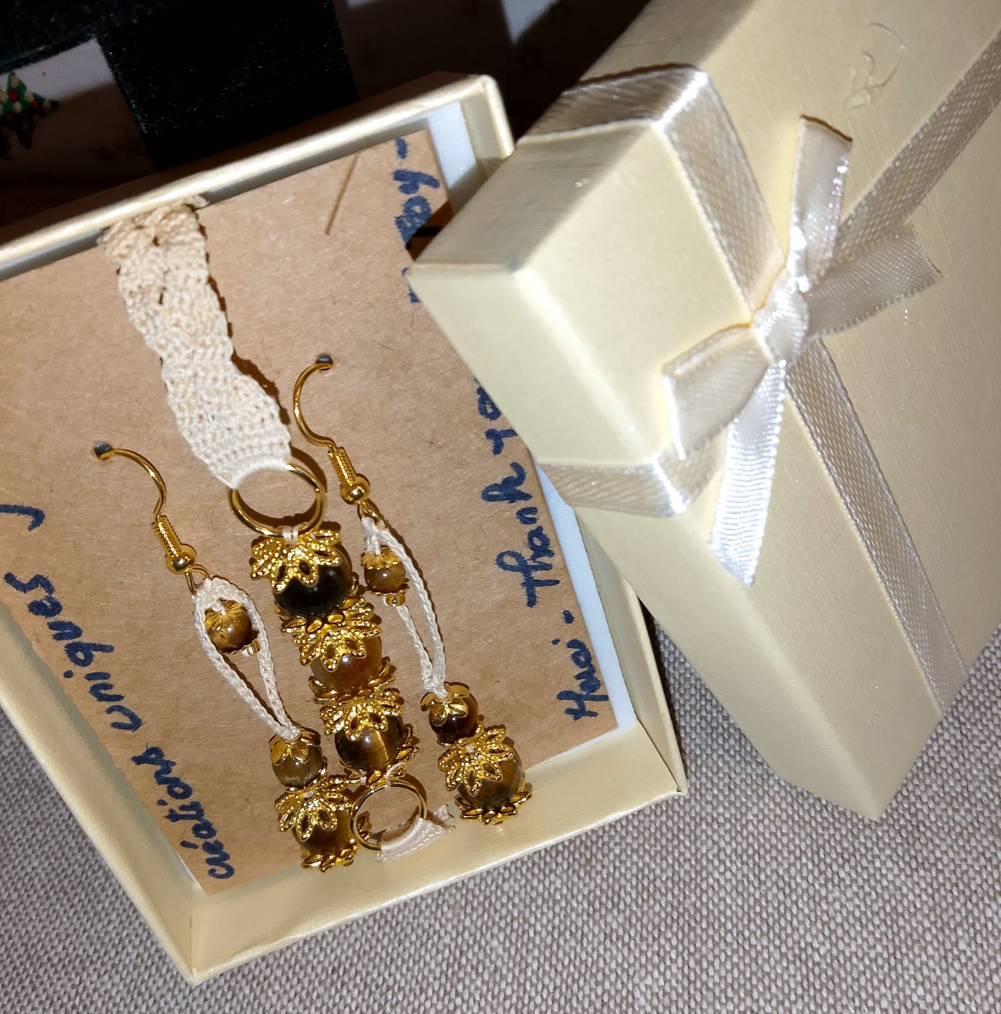 Ensemble beige Cathy bracelet et boucles d'oreilles avec perles oeil de tigre