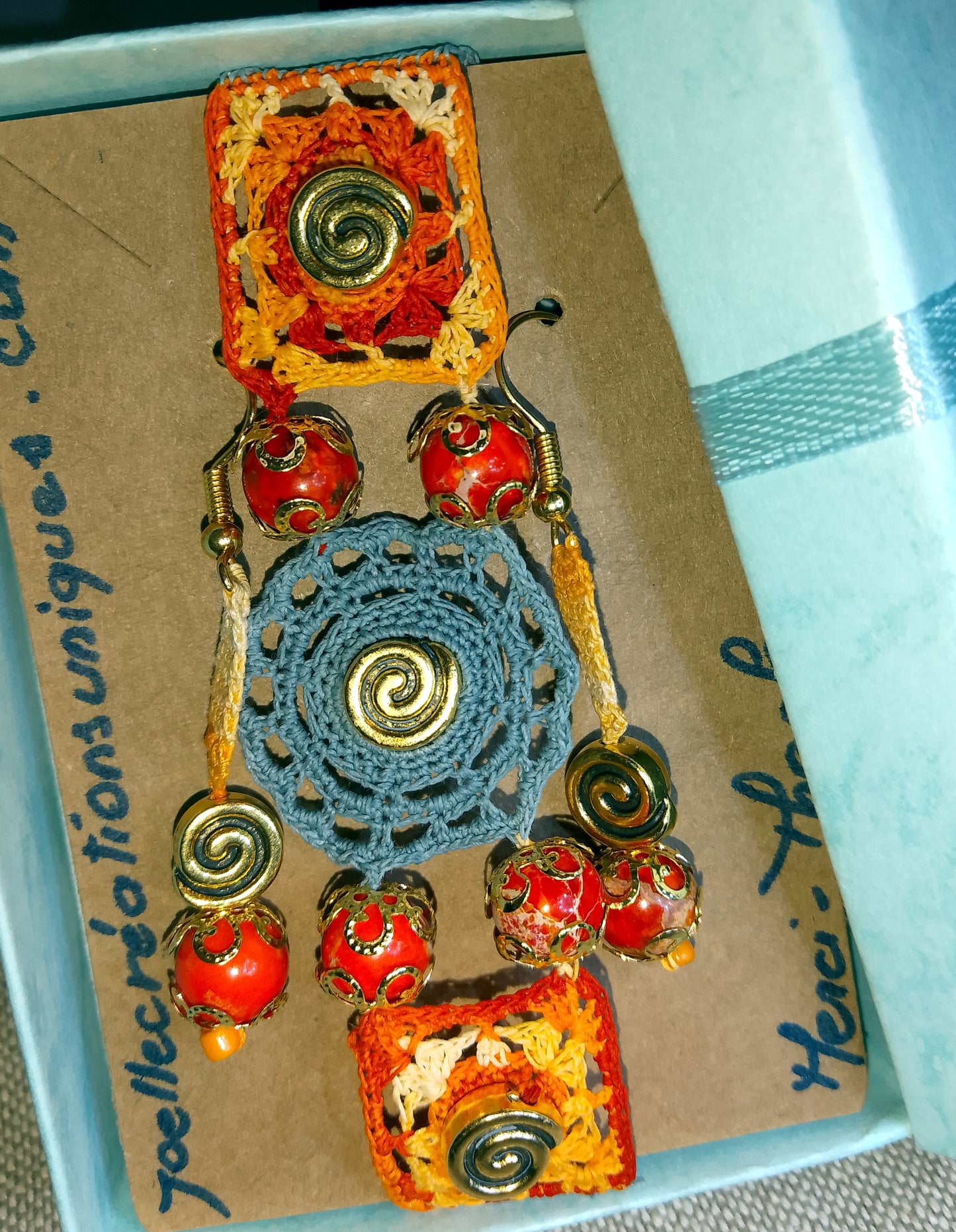 Ensemble bracelet et boucles d'oreilles faits main en France, crochet artisanal