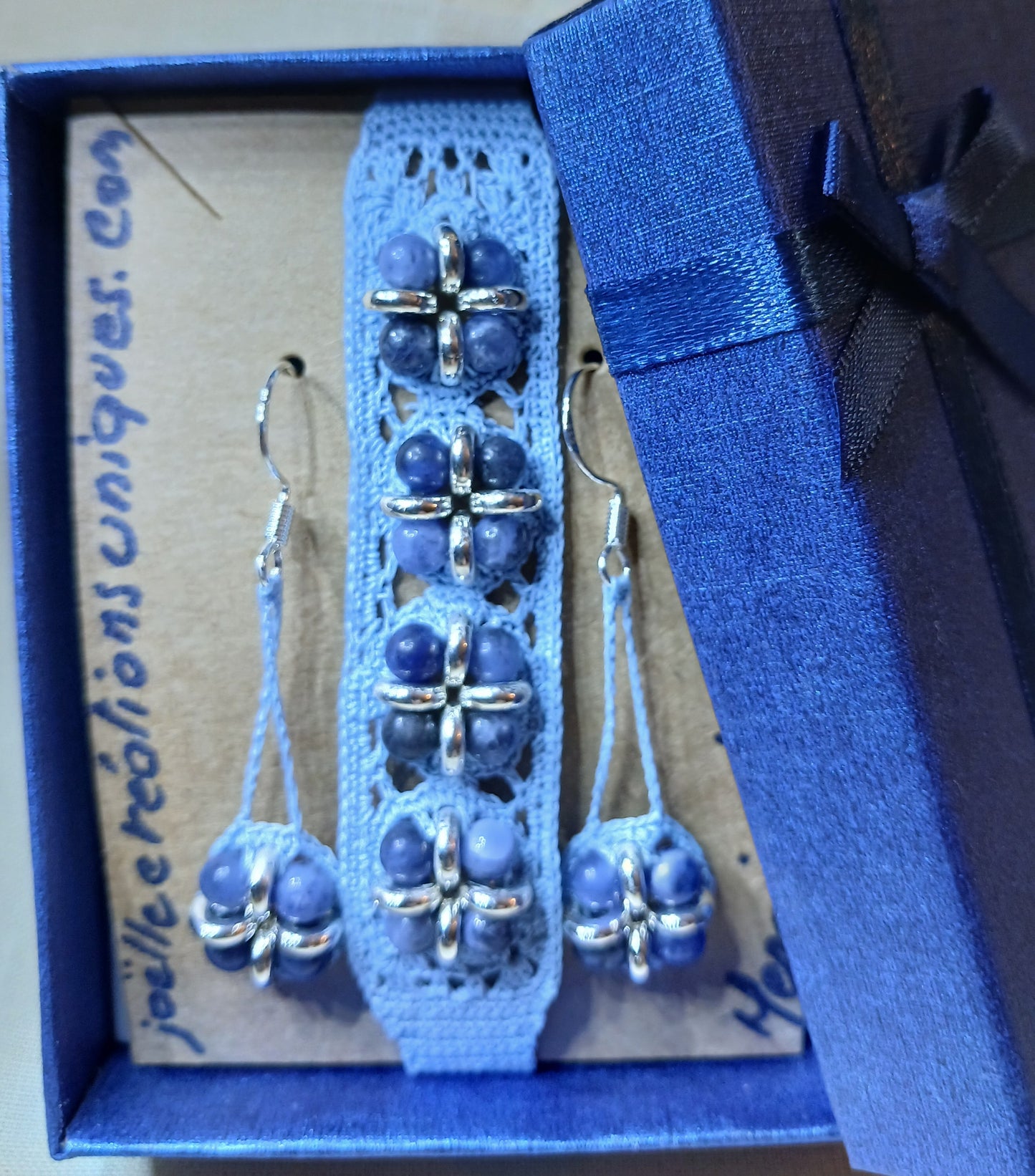 Ensembe Aglaé brclet et bouces d'oreilles perles de Sodalite fait main France crochet artisanal