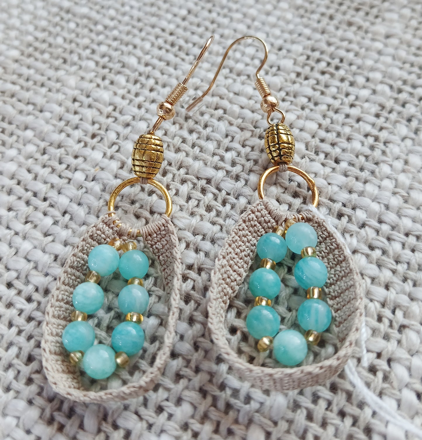 Boucles d'oreilles Crochet Beige Sable – Perles d'Amazonite du Pérou & Doré