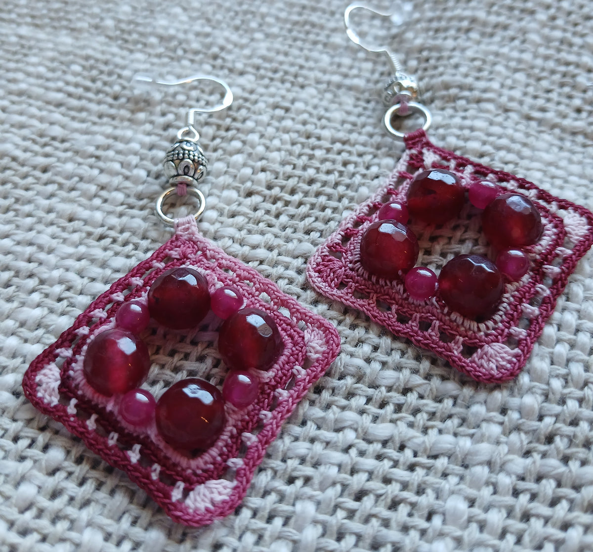Boucles d'oreilles crochet coton dégradé rose et grenat avec perles de rubis et rubis facettées, crochet argent 925