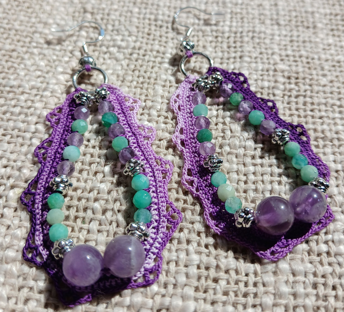 Boucles d'oreilles longues crochet dégradé violet avec perles d'émeraude et améthyste facettées et grosses perles d'améthyste rondes, argent 925