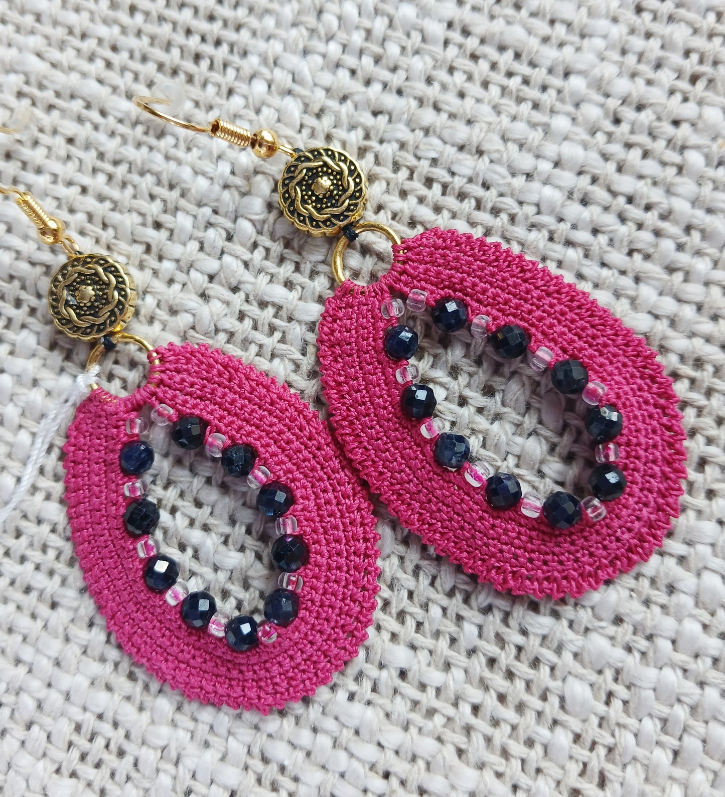 Boucles d'oreilles médaillon — Crochet rose fuchsia, saphir & doré ciselé