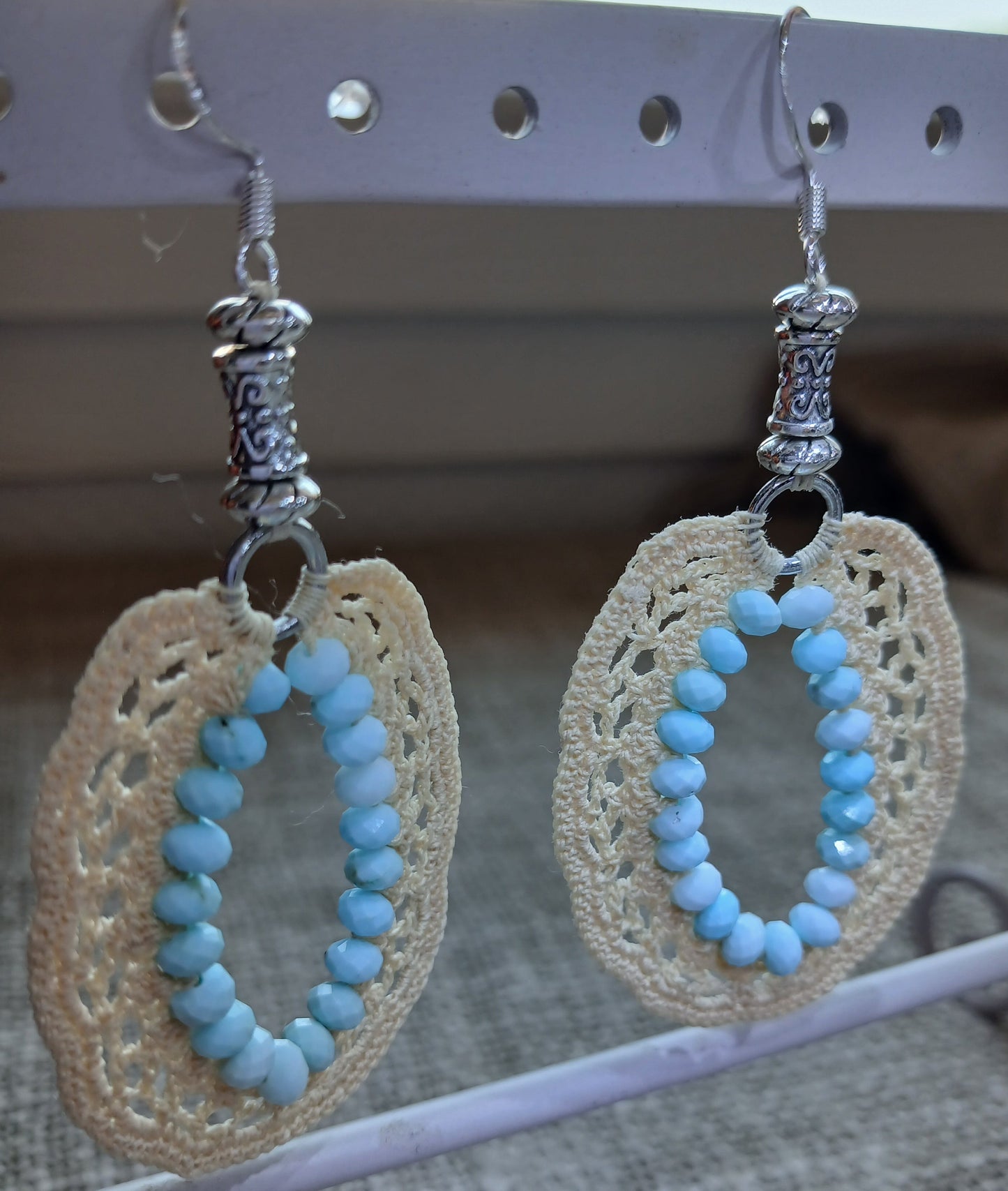 Boucles d'oreilles créoles coton beige crocheté avec perles de turquoise américaine naturelles et crochet argent 925