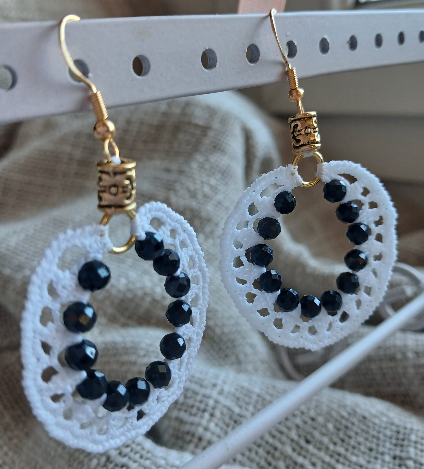 Boucles d'oreilles point d'écrevisse coton blanc avec perles facettées de tourmaline noire, crochet argent 925 plaqué or — Joelle créations uniques