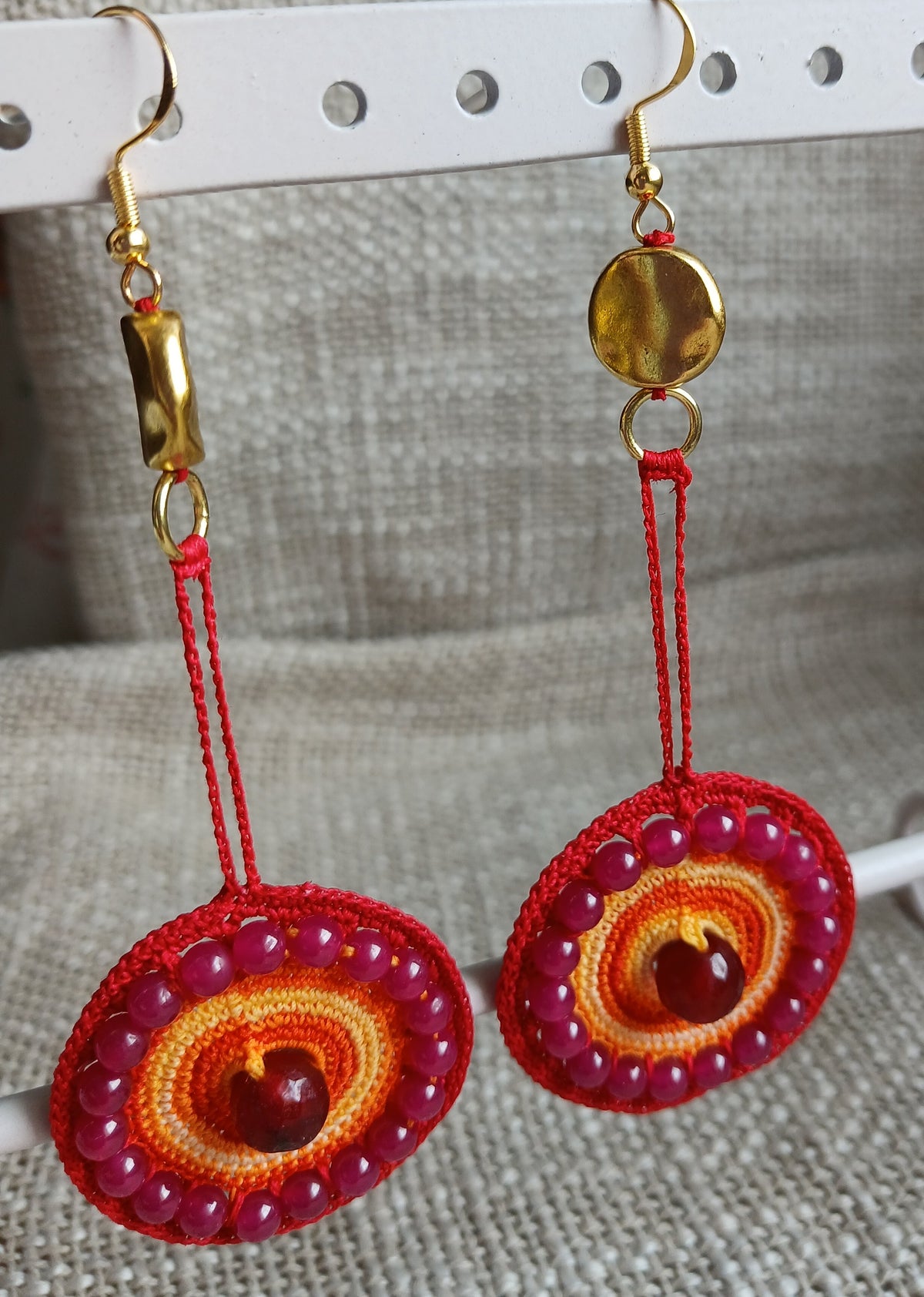 Boucles d'oreilles crochet dégradé orange et rouge carmin avec perles de rubis naturelles rondes et facettées, crochet argent 925 plaqué or