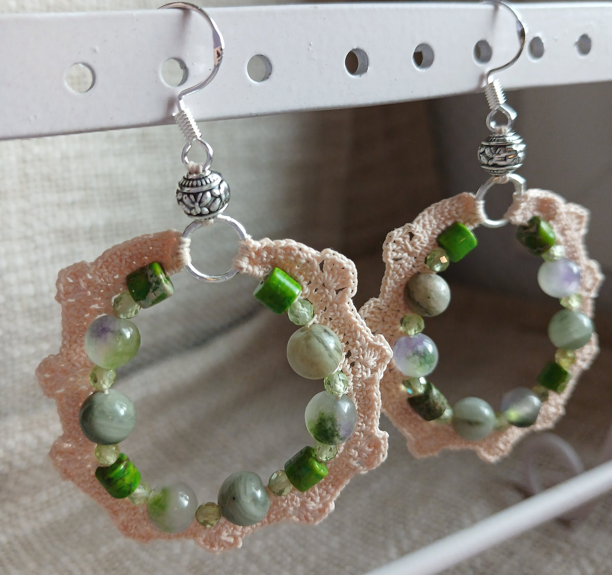 Boucles d'oreilles crochet rosé avec perles de jaspe chauffé vert, péridot facetté, jade violet et vert, perle bali argentée, crochet argent 925