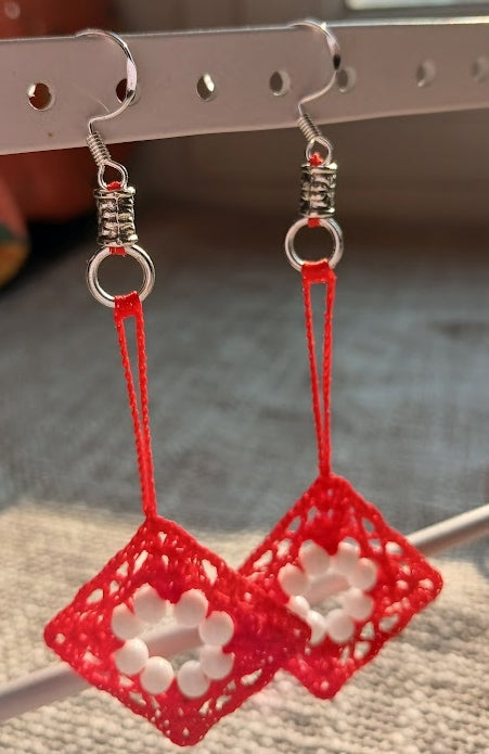 Boucles d'oreilles crochet coton rouge vermillon avec perles d'agate blanche et crochet argent 925