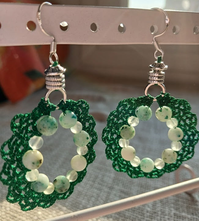 Boucles d'oreilles crochet anneau festonné vert foncé avec perles de jaspe kiwi tacheté et préhnite translucide, crochet argent 925