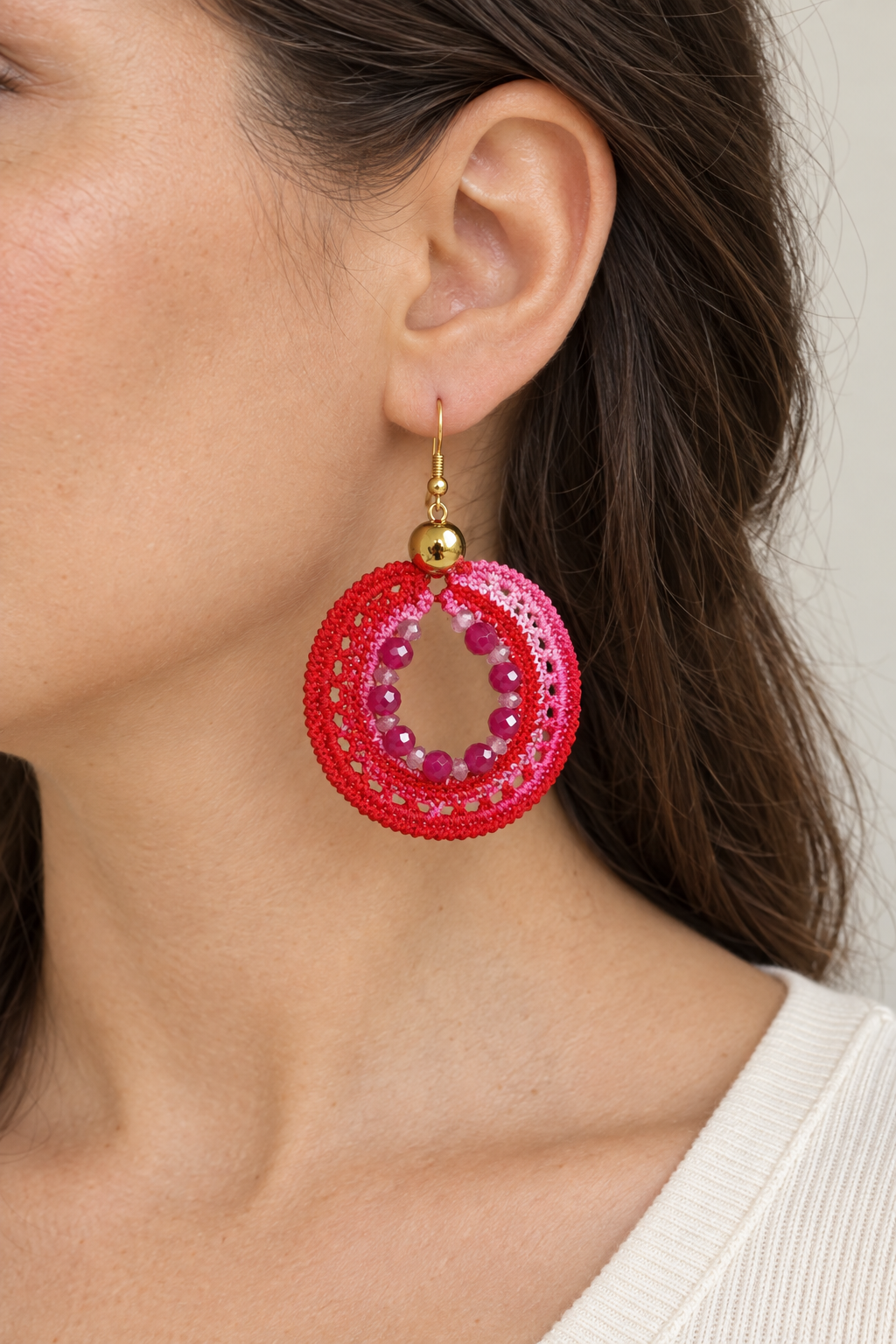 Photo portée des boucles Rubis & Tourmaline rose