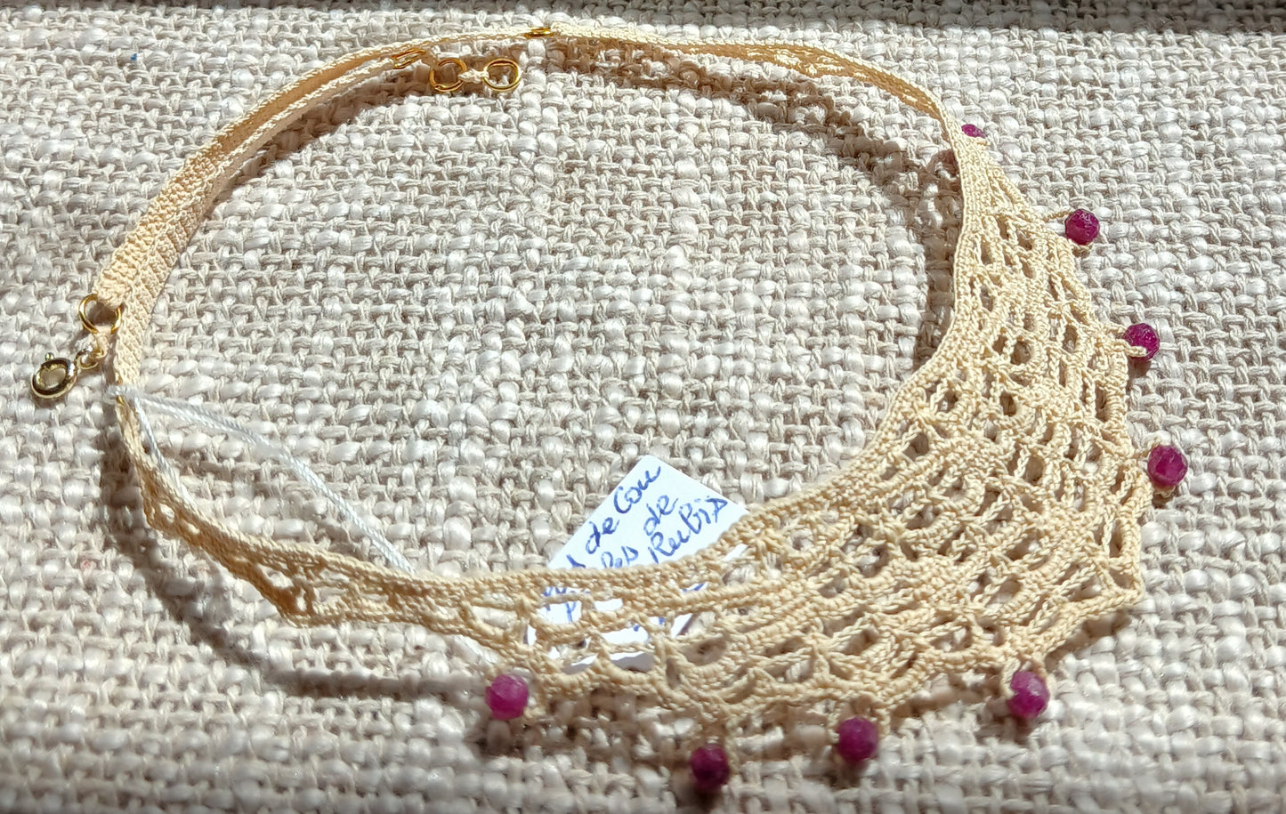 Collier ras de cou crochet coton beige – Rubis facettés