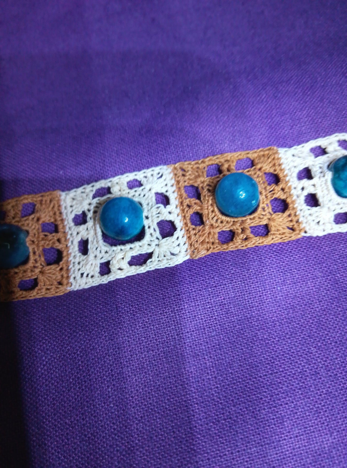 Bracelet Nancy Ann beige et brun perles apatite bleue fait main France crochet artisanal
