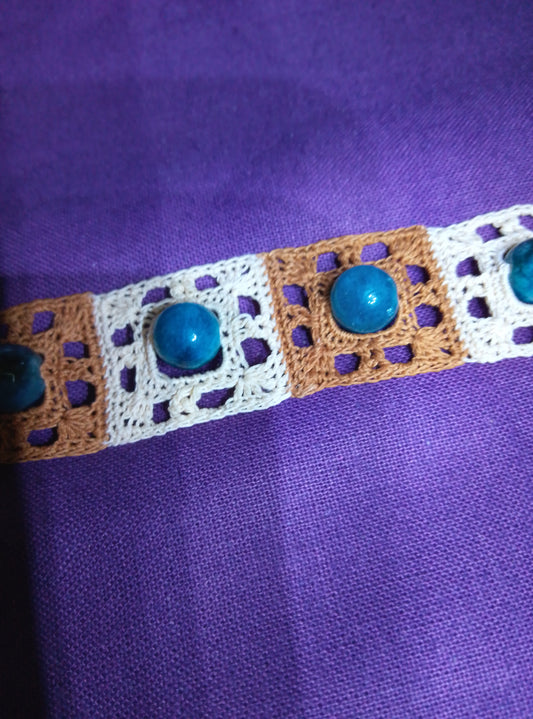 Bracelet Nancy Ann beige et brun perles apatite bleue fait main France crochet artisanal