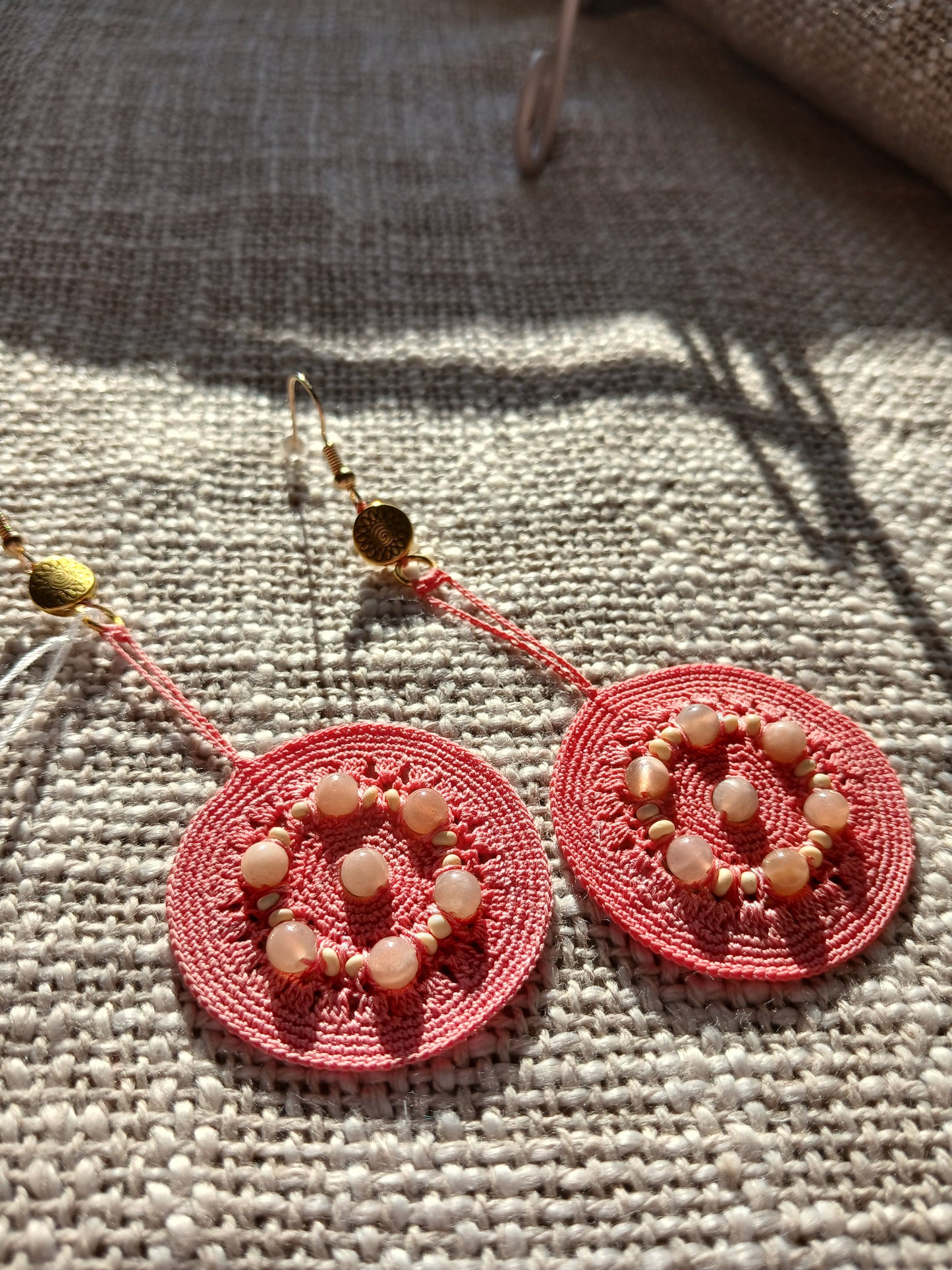 Boucles d'oreilles Crochet Corail – Perles de Pierre de Lune Rose