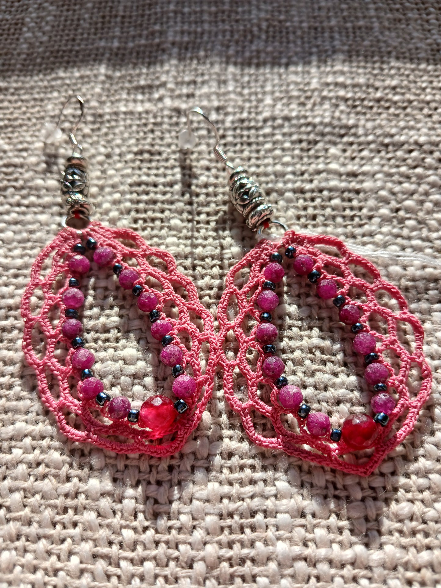 Boucles d'oreilles Crochet Vieux Rose – Perles de Rubis Facettées & Rocailles Noires