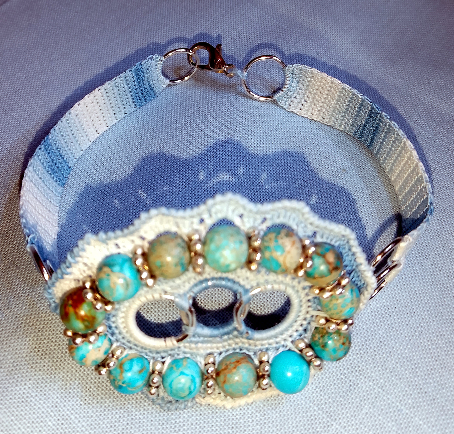 Bracelet bleu perles de turuoises fait main en France crochet artisanal