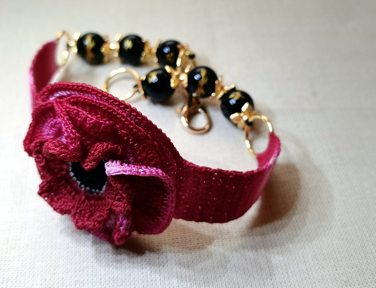 Bracelet Anémone dégradé de rouge perles d'onyx sculpté dragon doré