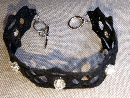 Bracelet noir avec strass fait main en France crochet artisanal