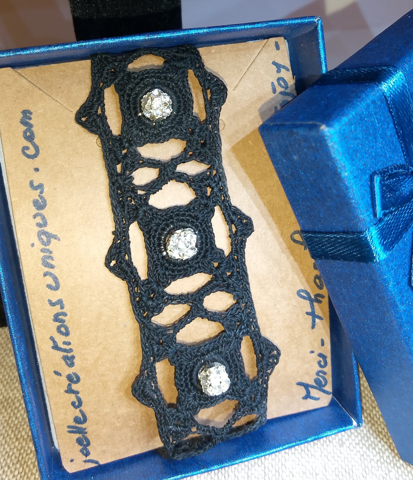 Bracelet noir avec strass fait main en France, crochet artisanal