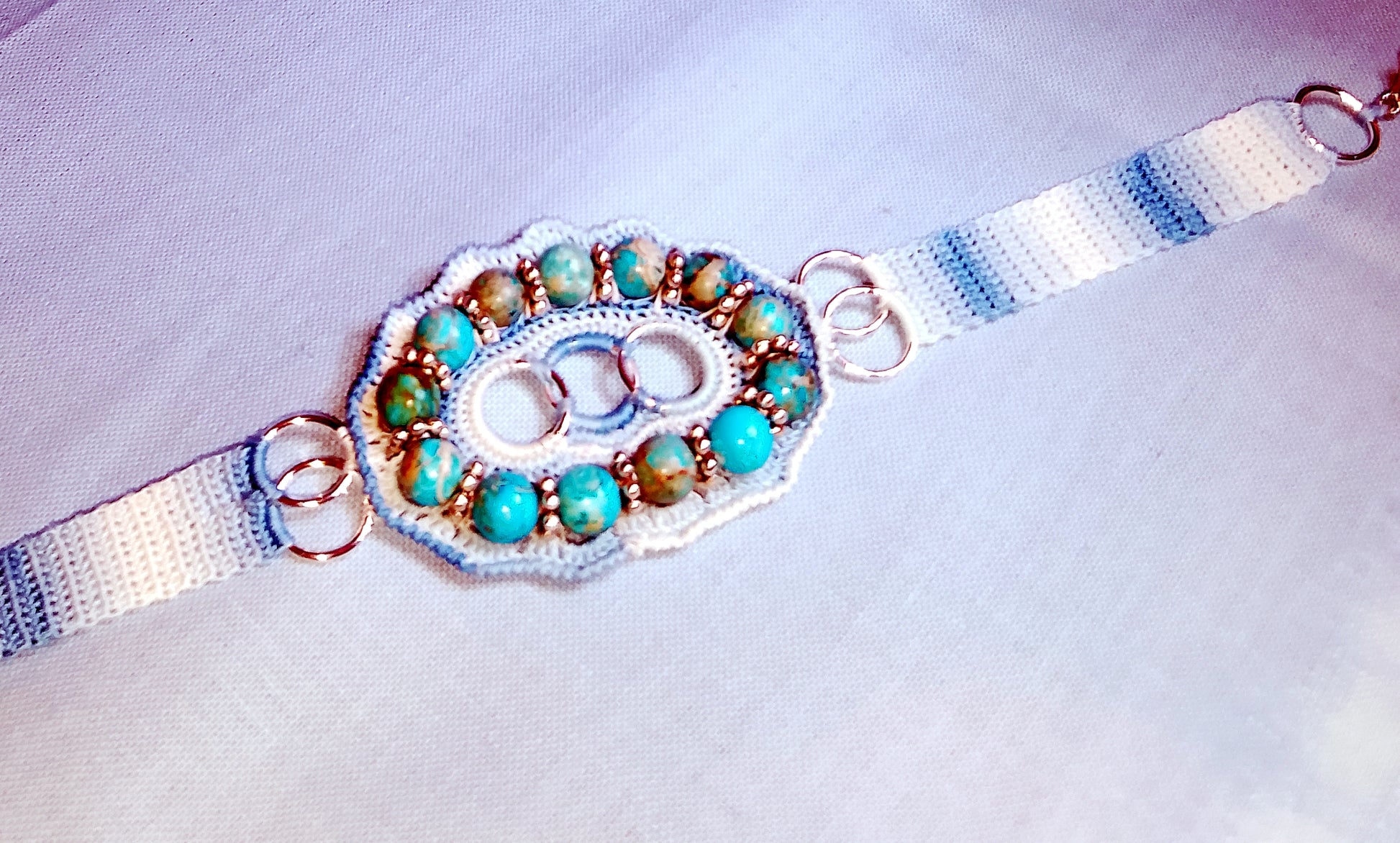 Bracelet bleu Florence fait main en France perles de turuoises crochet artisanal