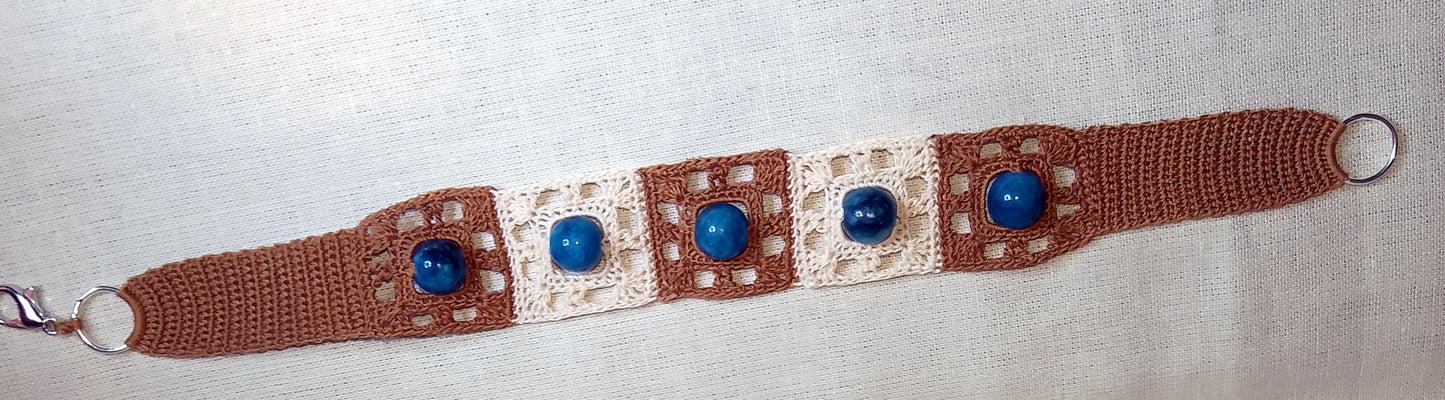 Bracelet Nancy Ann beige et brun perles apatite bleue fait main France crochet artisanal