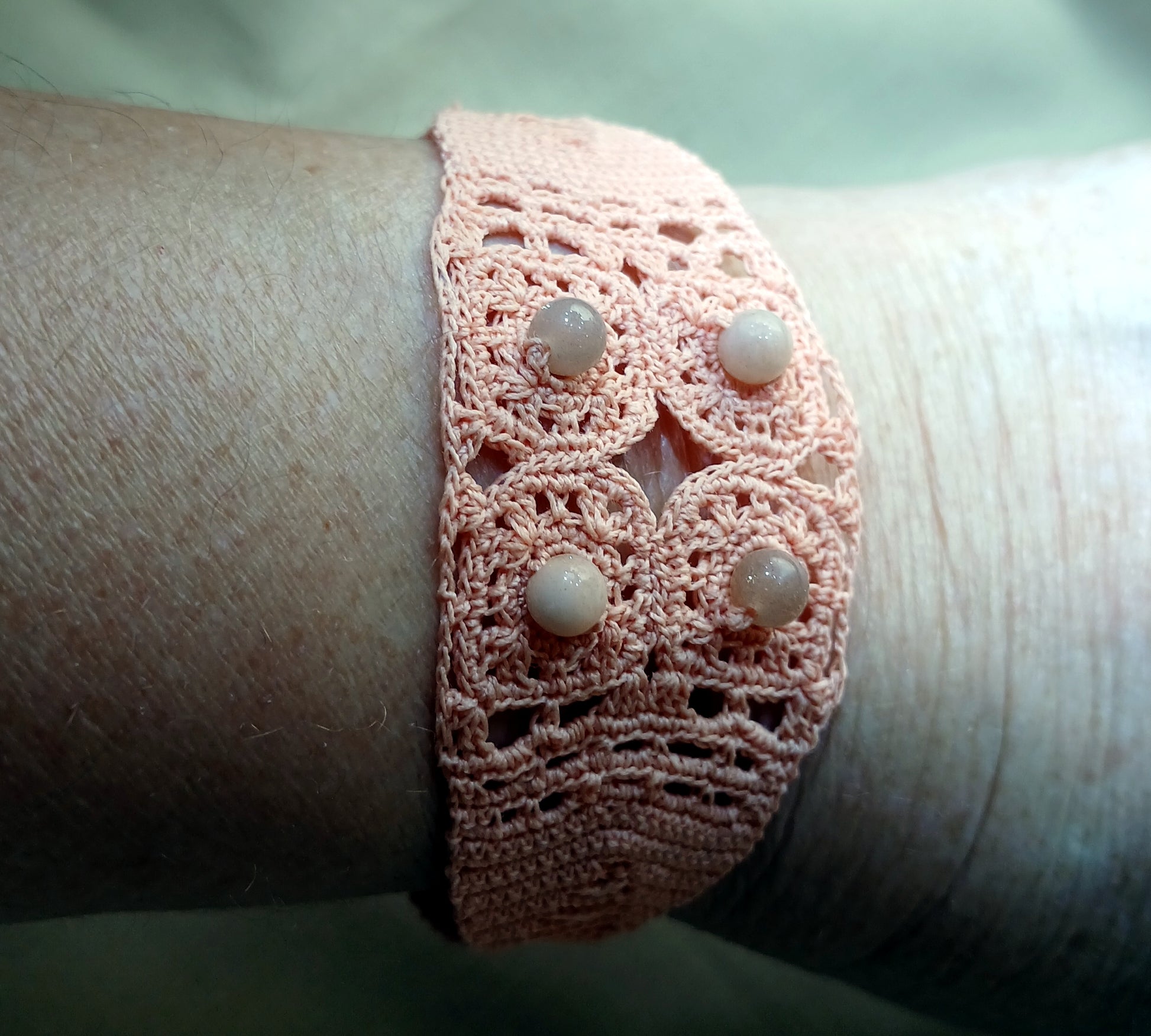 Bracelet Rose perles de pierre de lune rose fait main rance crochet artisanal