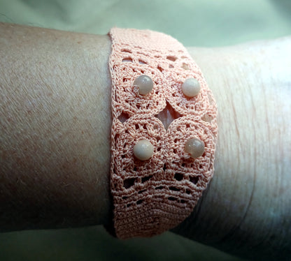 Bracelet Rose perles de pierre de lune rose fait main rance crochet artisanal