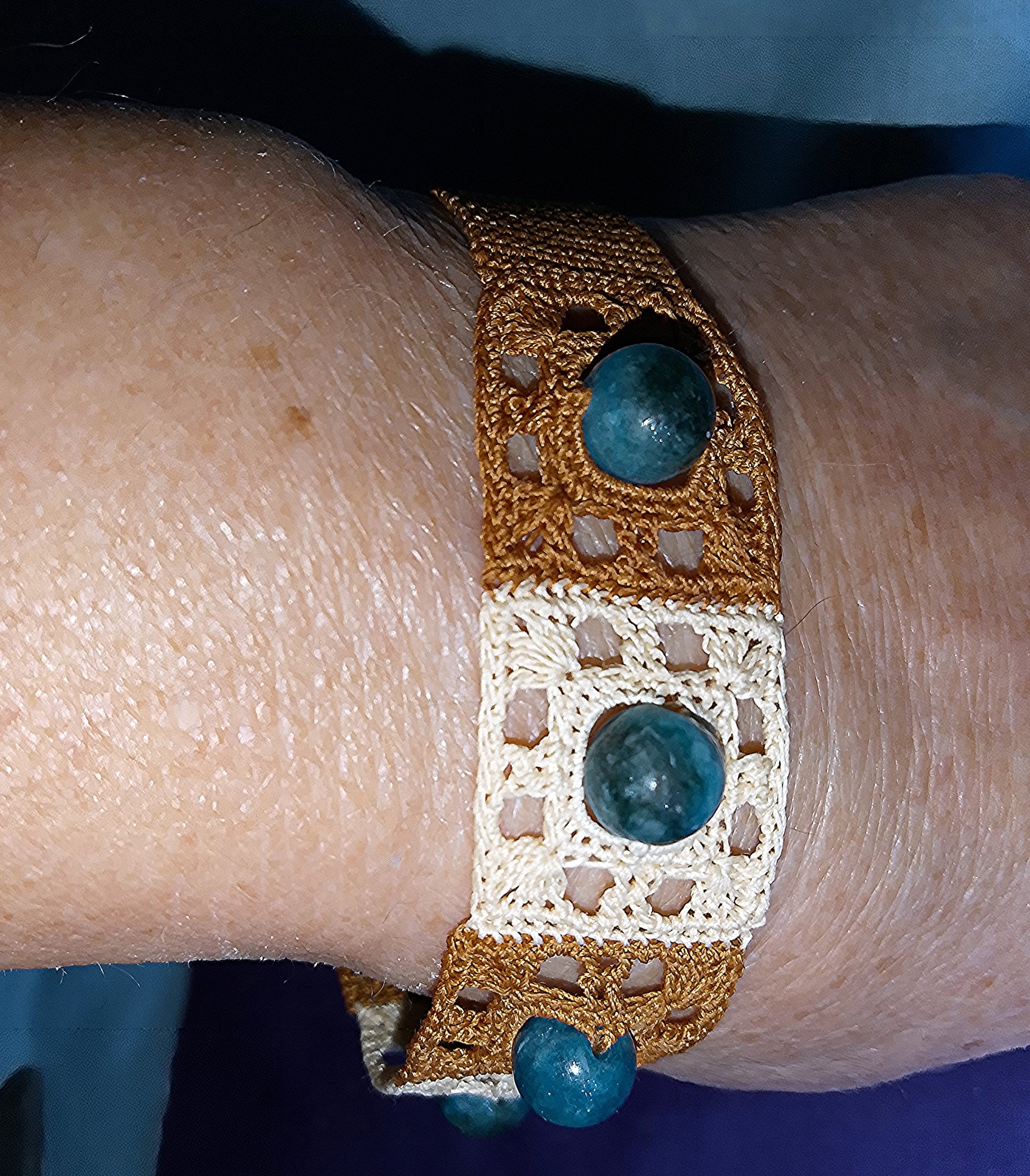 Bracelet Nancy Ann beige et brun perles apatite bleue fait main France crochet artisanal