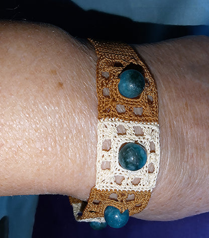 Bracelet Nancy Ann beige et brun perles apatite bleue fait main France crochet artisanal