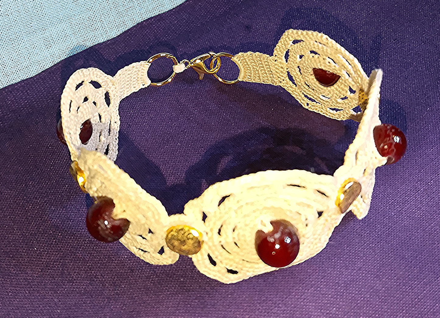 Bracelet beige fait main en France crochet artsanal perles de grenat