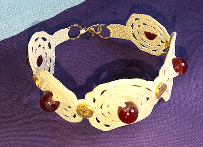 Bracelet beige fait main en France crochet artsanal perles de grenat