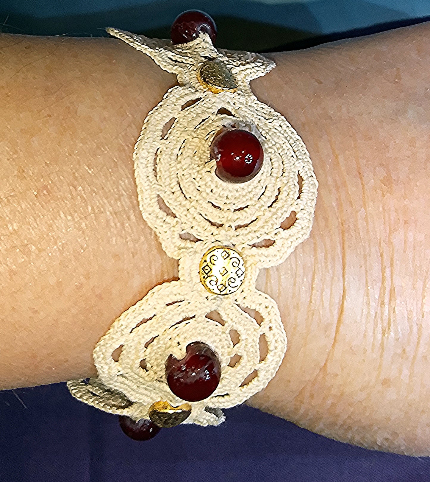 Bracelet beige perles de grenat crochet artisanal fait main en France