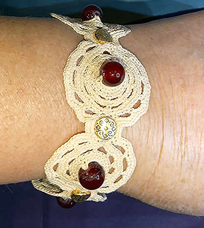 Bracelet beige perles de grenat crochet artisanal fait main en France