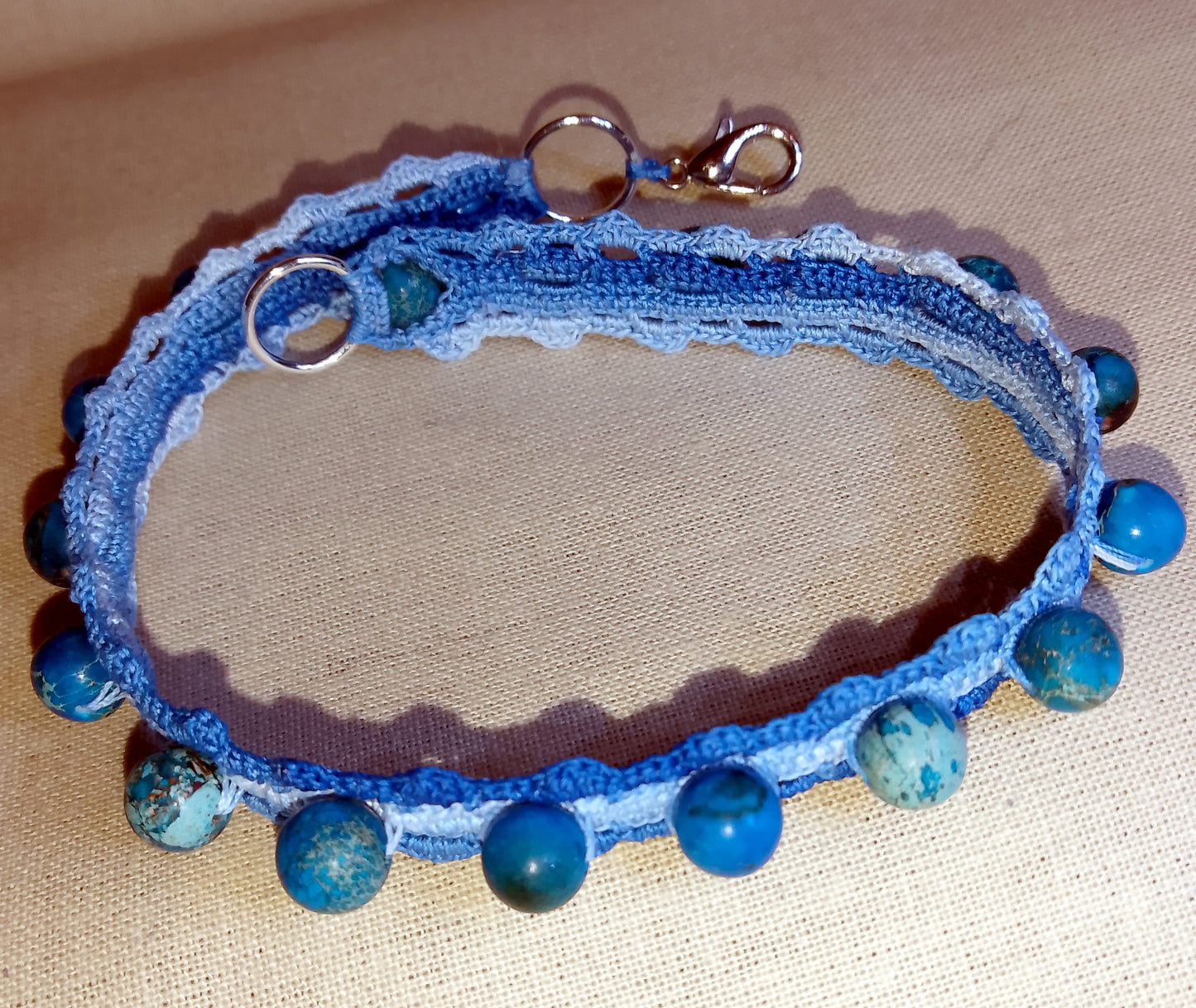 Bracelet dégradé de bleu Phybieperles de jaspe bleu fait main France crochet artisanal