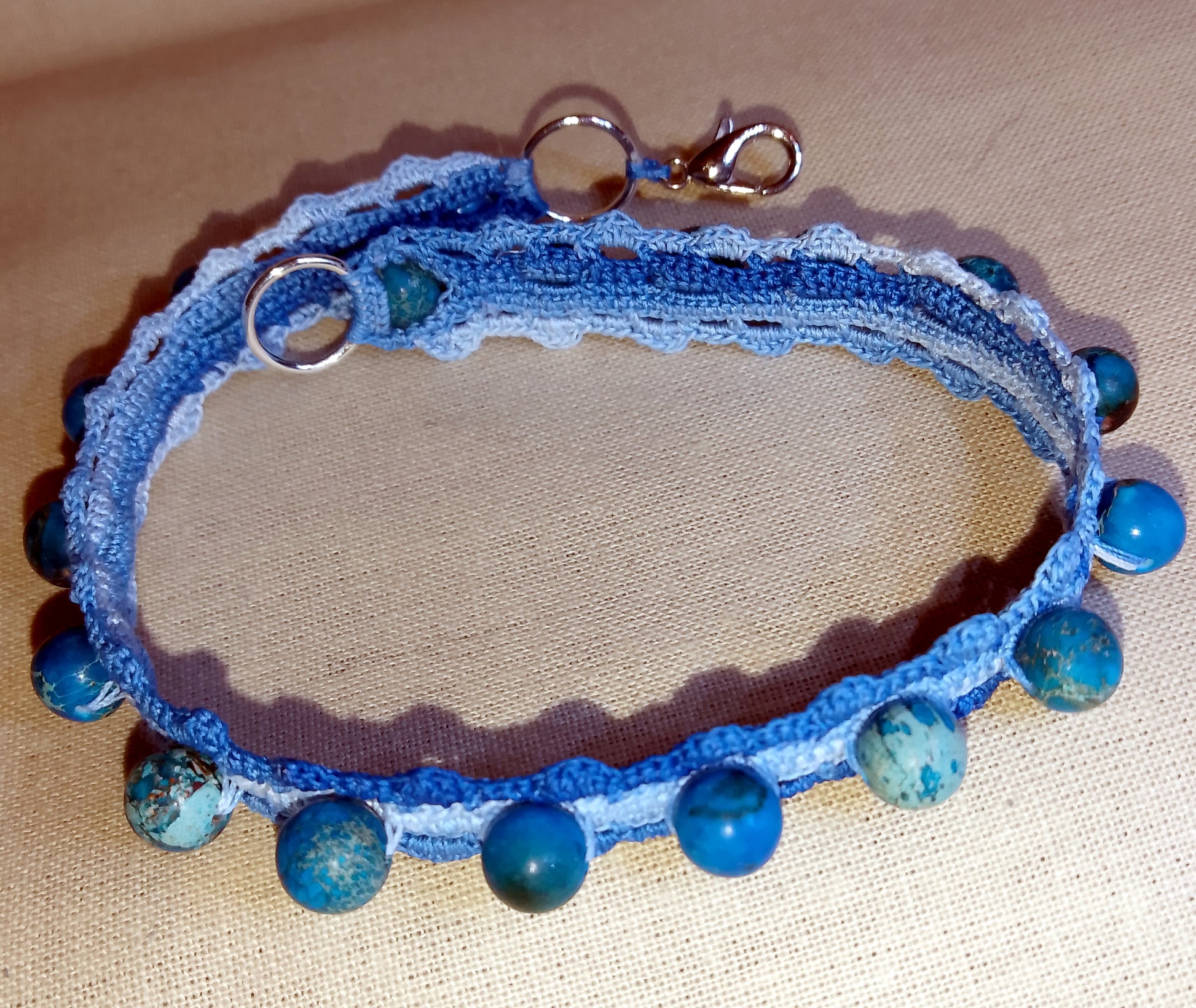 Bracelet dégradé de bleu Phybieperles de jaspe bleu fait main France crochet artisanal