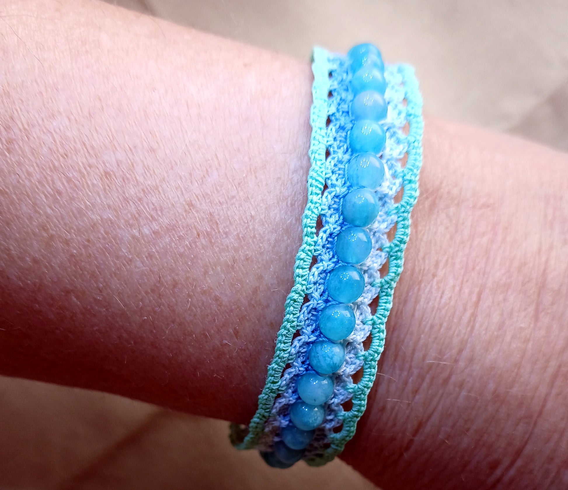 Bracelet dégradé de bleu et vert pâle perles d'amazonite du Pérou fait main France crochet artisanal