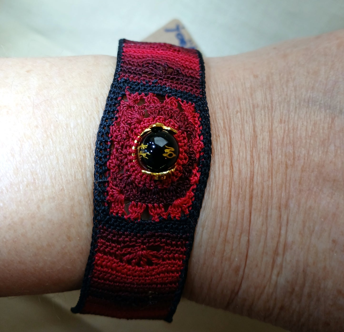 Bracelet dégradé de rouge et noir perles d'Onyx sculpté dragon doré fait main France crochet artsanal