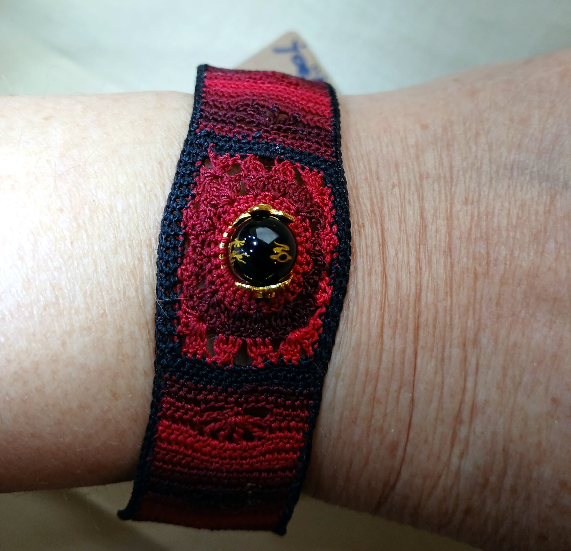 Bracelet dégradé de rouge et noir perles d'Onyx sculpté dragon doré fait main France crochet artsanal