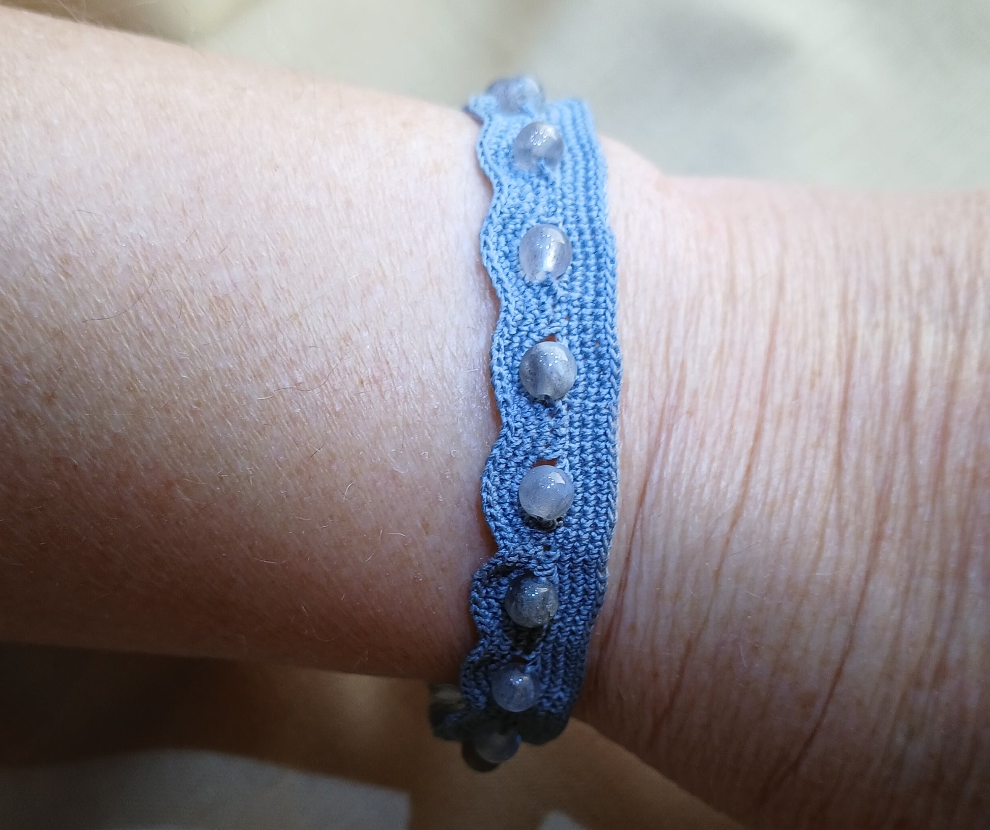 Bracelet gris perles de Labradorite fait main France crochet artsanal