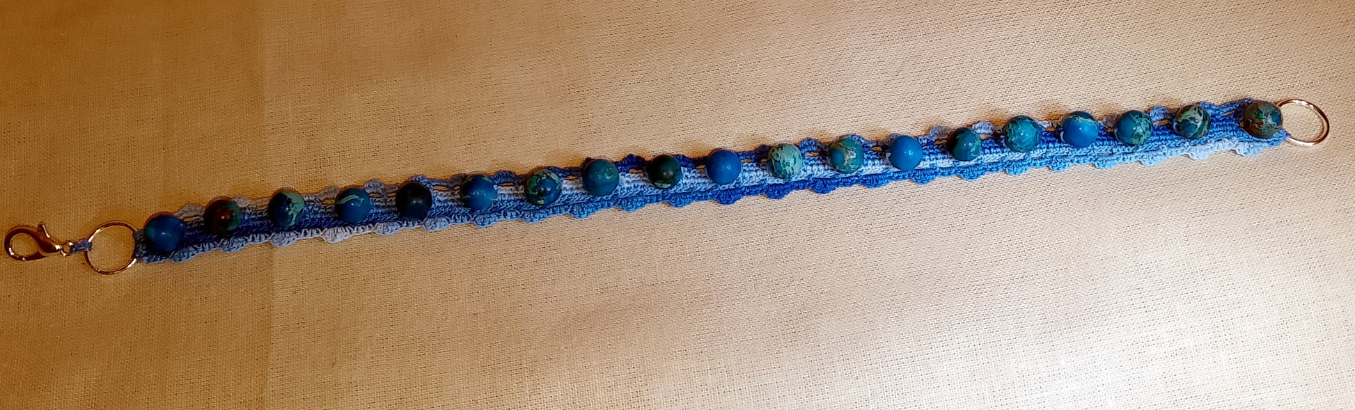 Bracelet dégradé de bleu Phybieperles de jaspe bleu fait main France crochet artisanal