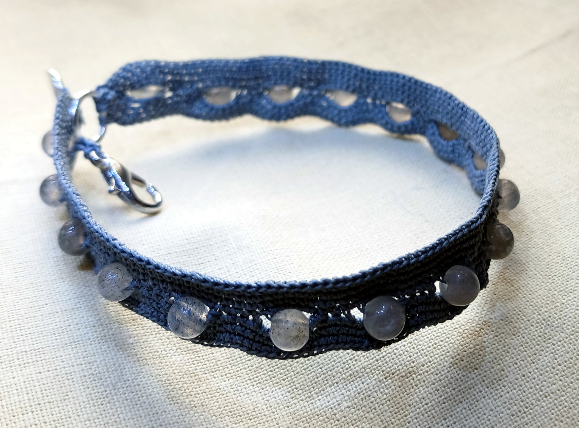 Bracelet gris perles de Labradorite fait main France crochet artsanal