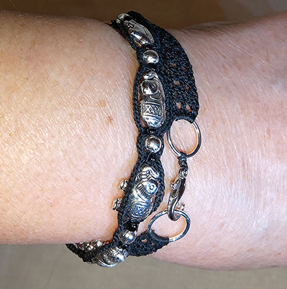 Double bracelet Eva noir perles argentées et éléphants fait main France crochet artisanal