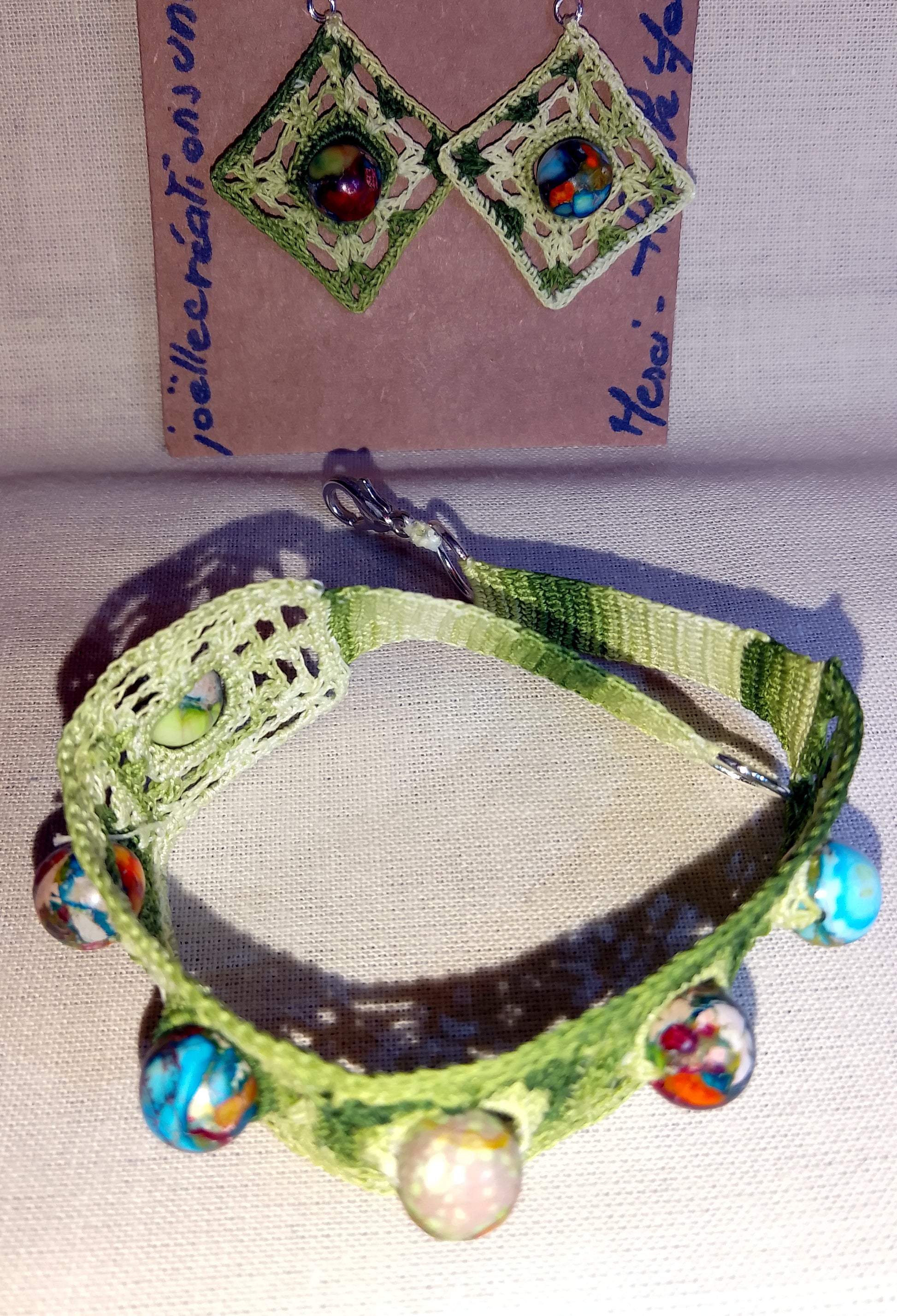 Ensemble Ann bracelet et boucles d'oreilles dégradé de vert perles de jaspe sea sediment fait main France crochet artisanal