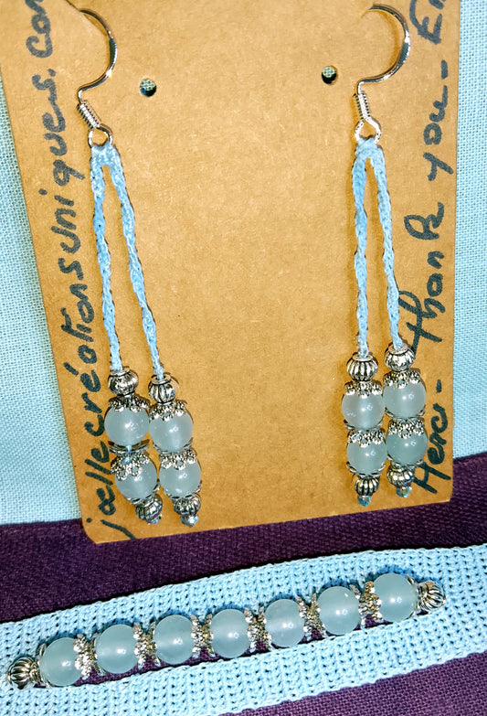 Ensemble Evelyne bleu ciel bracelet et boucles d'oreilles perles de jade gris bleu fait main en France crochet artisanal