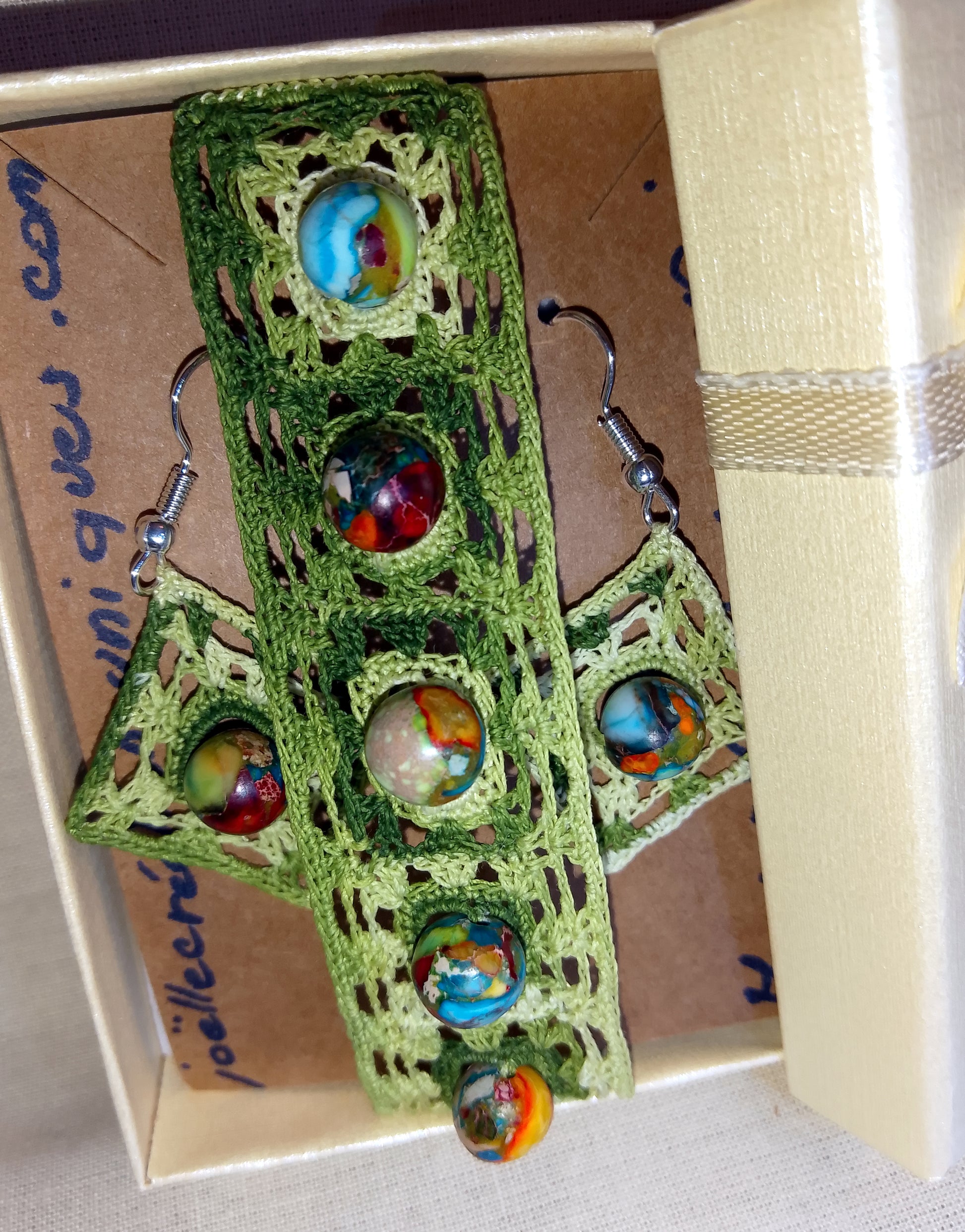 Ensemble Ann bracelet et boucles d'oreilles dégradé de vert perles de jaspe sea sediment fait main France crochet artisanal